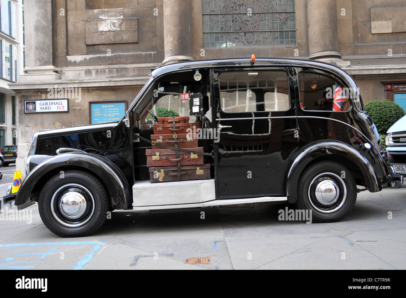 The Queen is Dead! - Page 3 Beardmore-london-taxi-cab-classic-car-luggage-C7TR9K