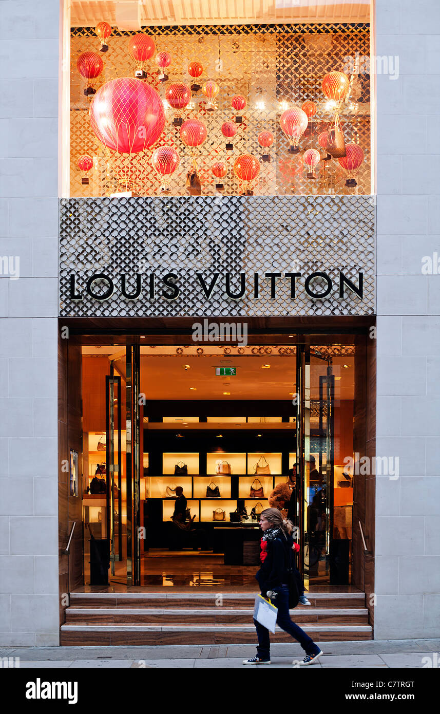 Kvinde Solrig Bære Louis Vuitton shop, 17-18 Bond Street, Mayfair, England, UK, Europe, England,  UK, Europe Stock Photo - Alamy