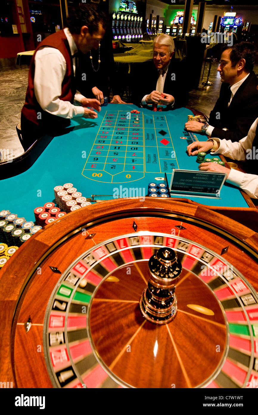 Italy, Val D'Aosta, Saint Vincent, people gambling at roulette table in casino Stock Photo