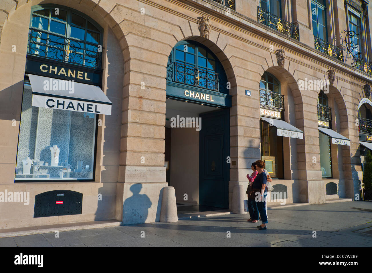 Paris, France, Women Walking, Shopping on High Street, Place Vendome,  Chanel Store Front haute couture Jewelry Shops, mode labels Stock Photo -  Alamy