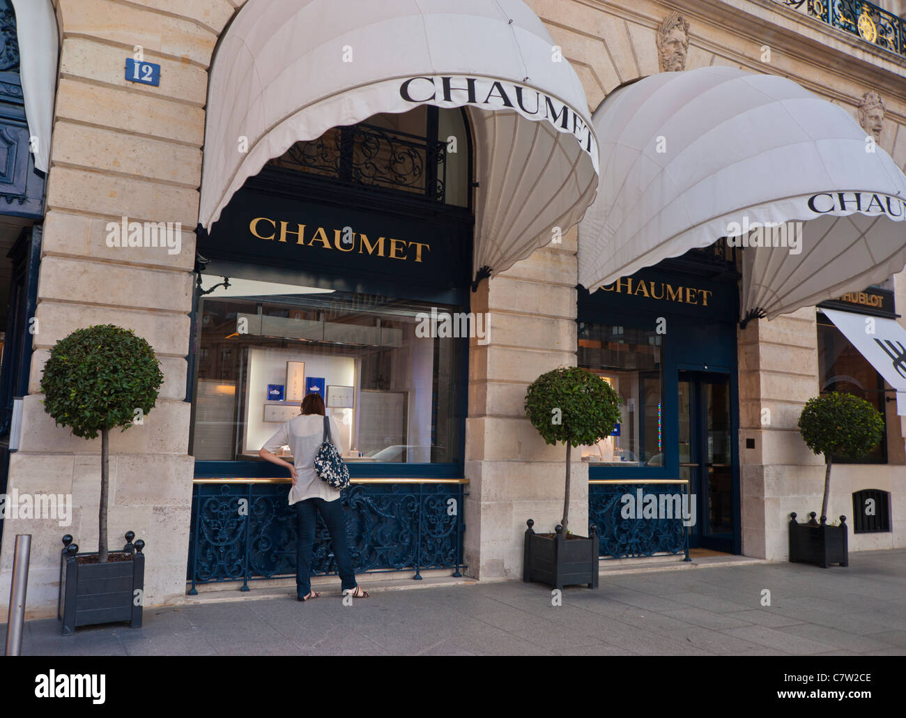 Paris, France, People Shopping on High Street, Place Vendome, Chaumet  Jewelry Brands Shops, rich luxury, Shop Fronts Prestige consumer Stock  Photo - Alamy
