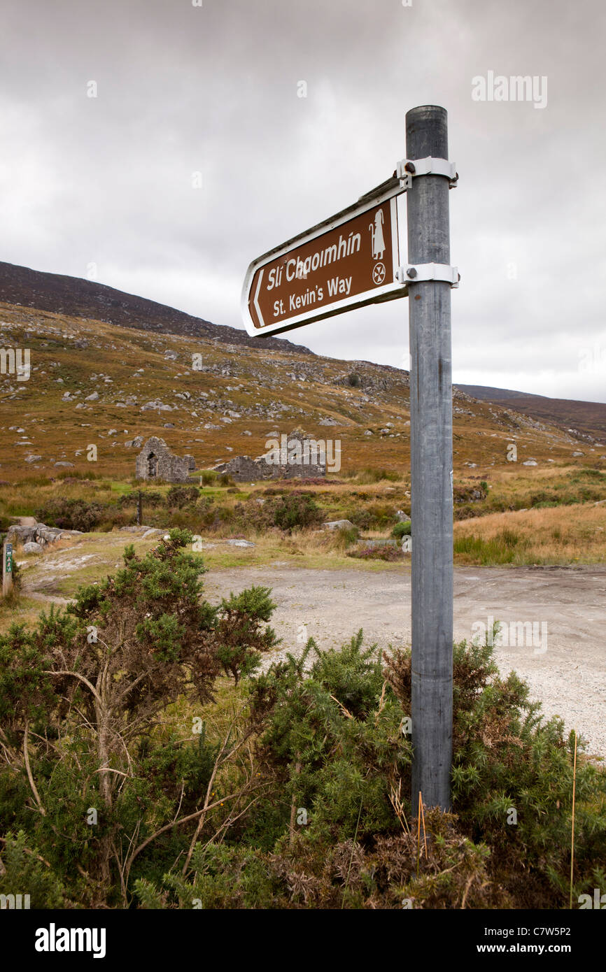Ireland, Co Wicklow, Wicklow Gap, St Kevin’s Way, old pilgrim’s path signpost pointing to ruined granite house Stock Photo