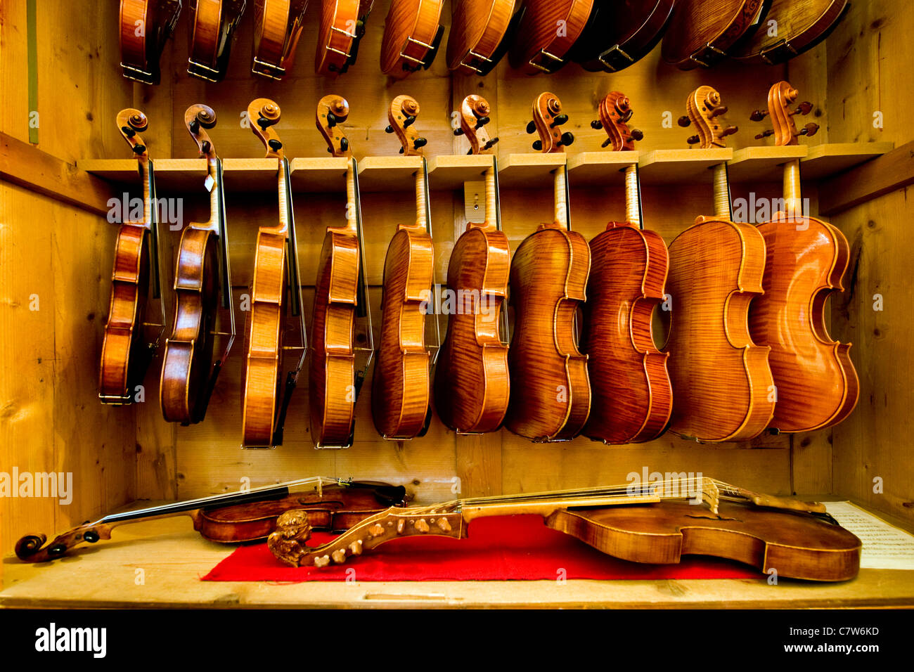 Italy, Lombardy, Cremona, violins in Carlson and Neumann lutemakers workshop Stock Photo