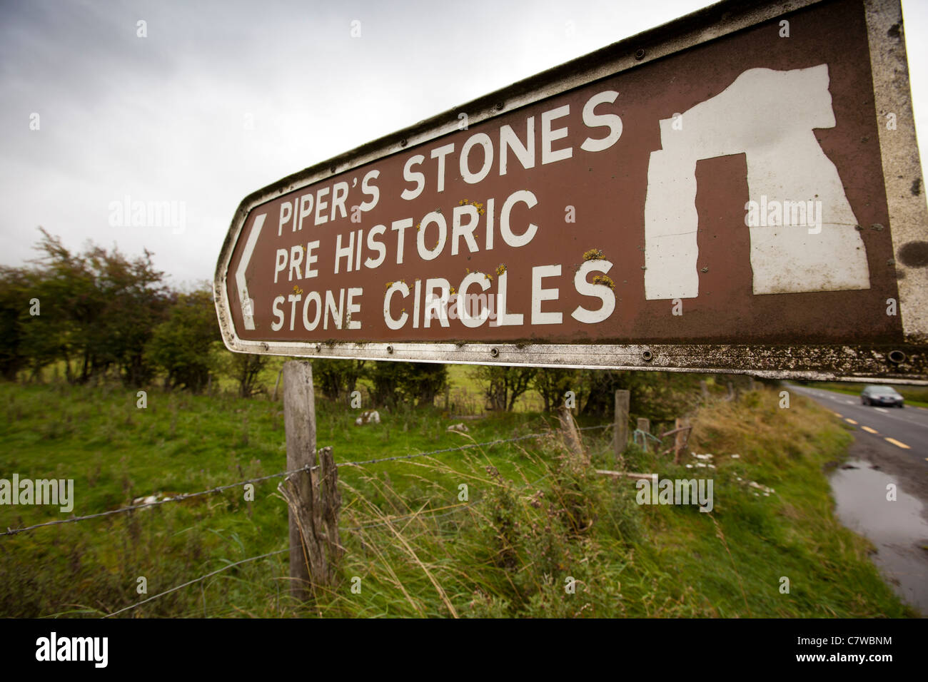 Ireland, Co Wicklow, Hollywood, sign to the Piper’s Stones, pre