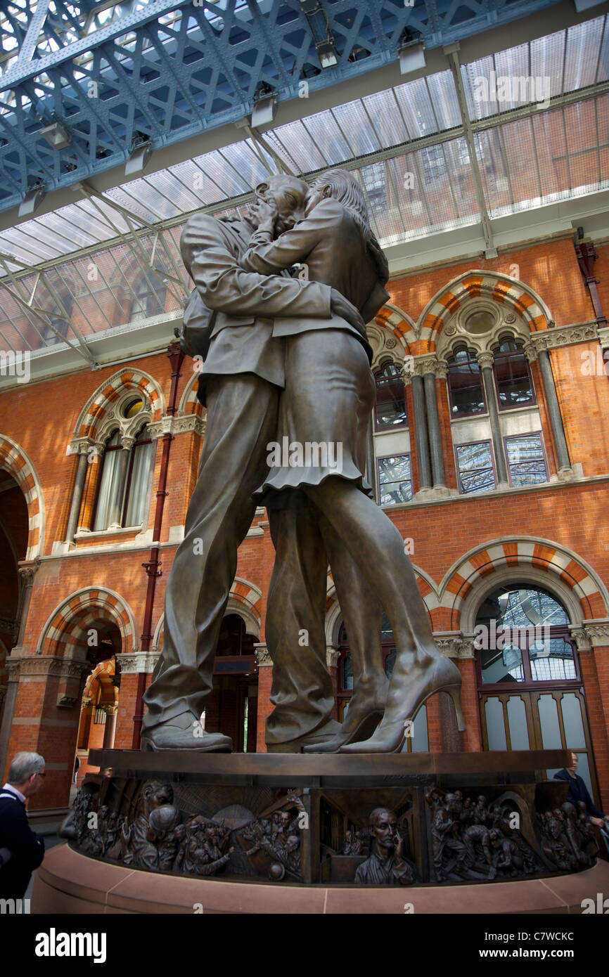 The Meeting Place statue at St Pancras international train station, London Stock Photo