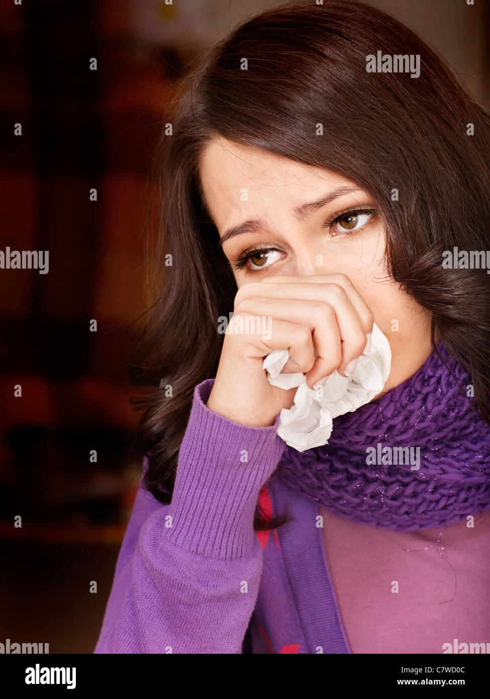 плачущая девушка в платке. сморкание в платок. плачет с платком. плачет с платком. плачет платочек.