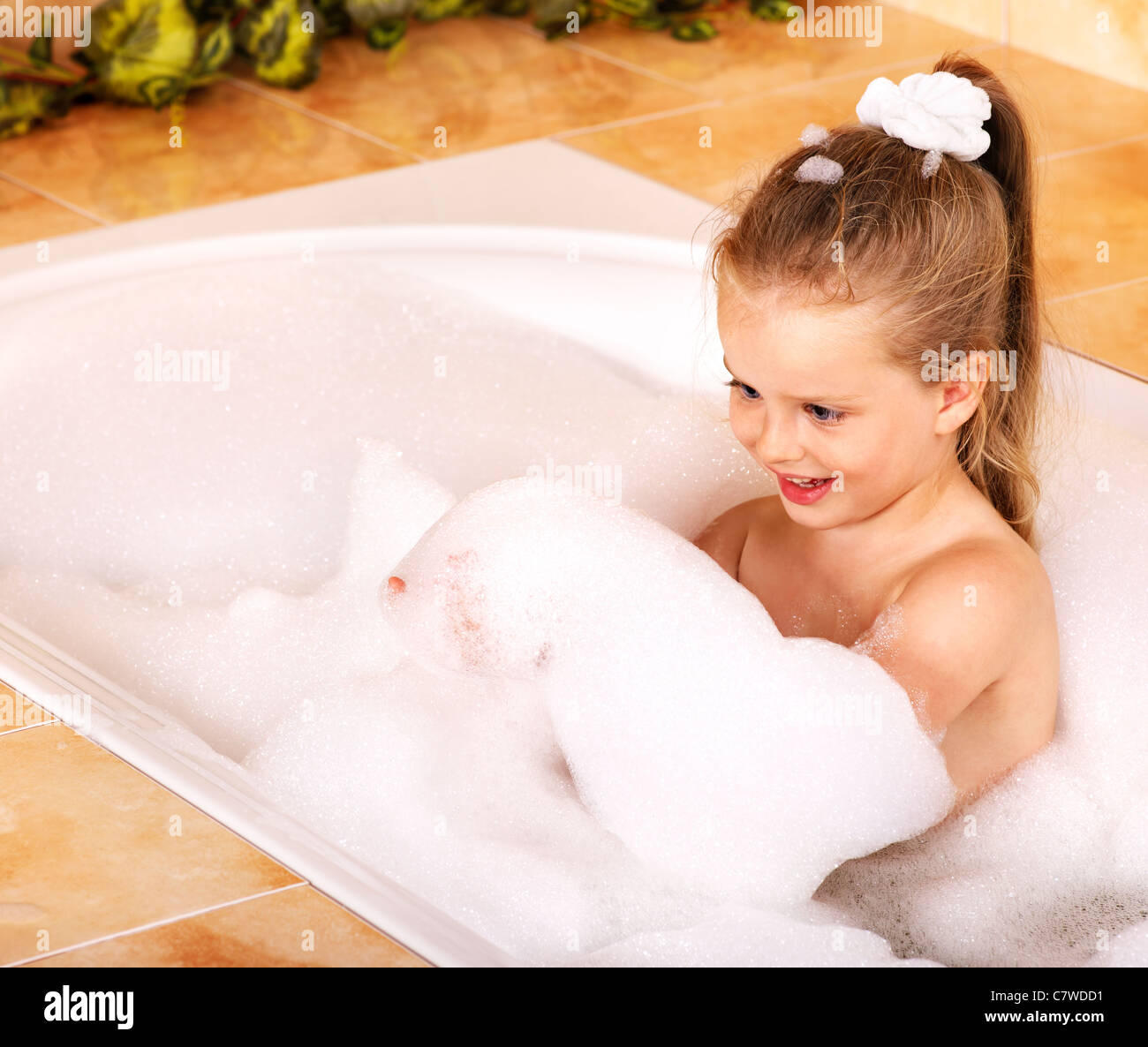Сестренка купается. Девочки 7 лет в ванной. Маленькие девчонки в ванне. Дошкольник девочки в ванной.