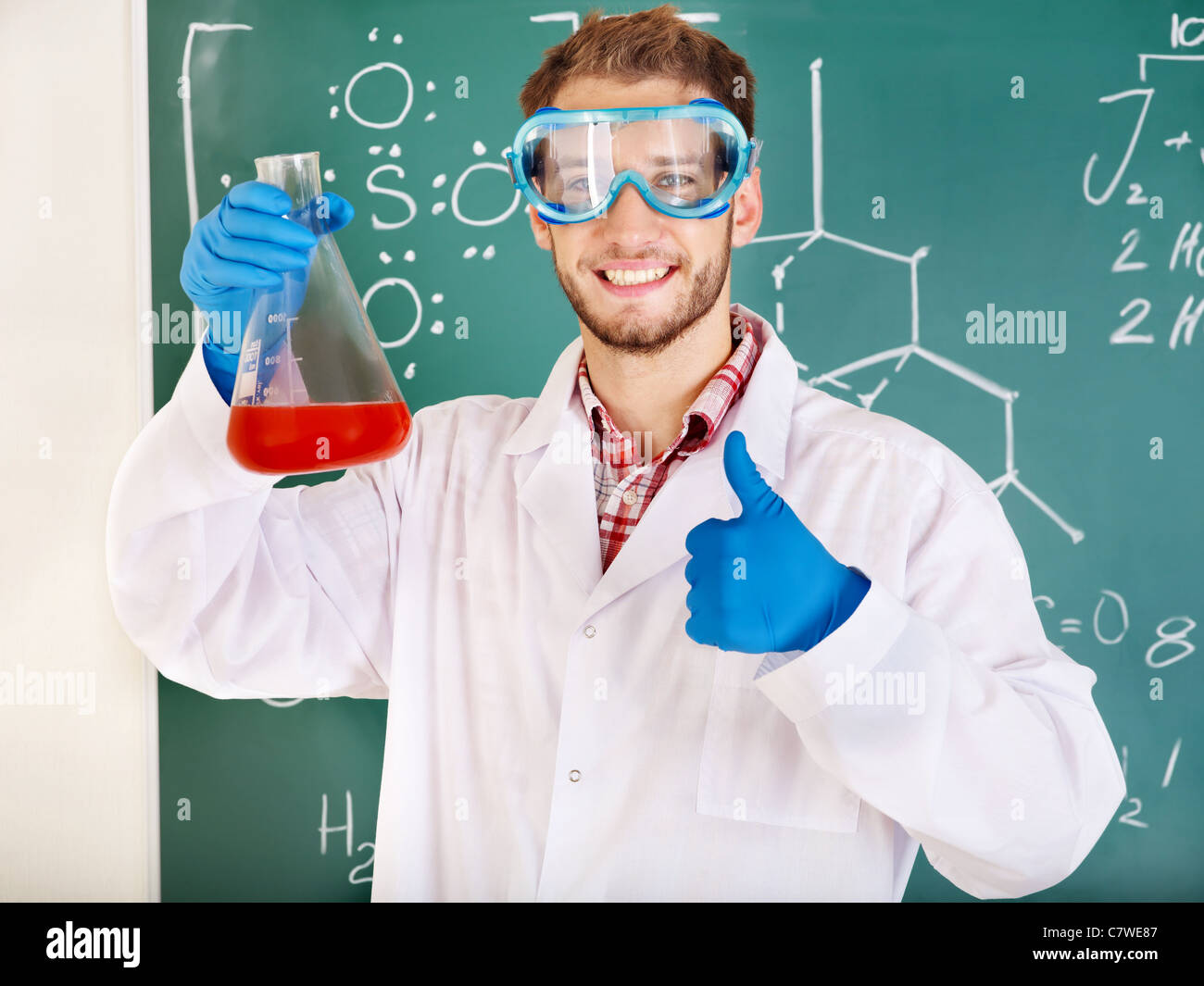 Наука рисунок. Химик с колбой. Сумасшедший биолог. Химия это наука. Инженер физик химик.