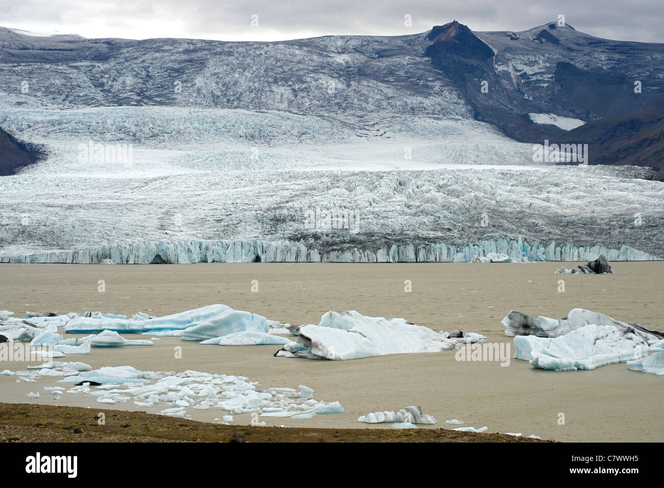 Fjallsarlon lake and the fjallsjokull glacier, part of the massive Vatnajokull glacier in southeast Iceland. Stock Photo