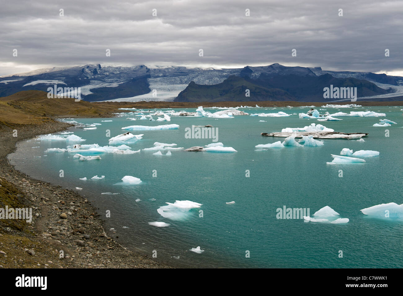 Icebergs floating in the Jokullsarlon lake at the foot of the massive Vatnajokull glacier in southeast Iceland. Stock Photo