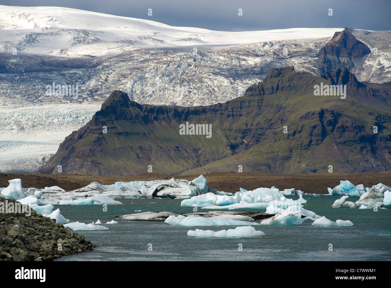 Icebergs floating in the Jokullsarlon lake at the foot of the massive Vatnajokull glacier in southeast Iceland. Stock Photo