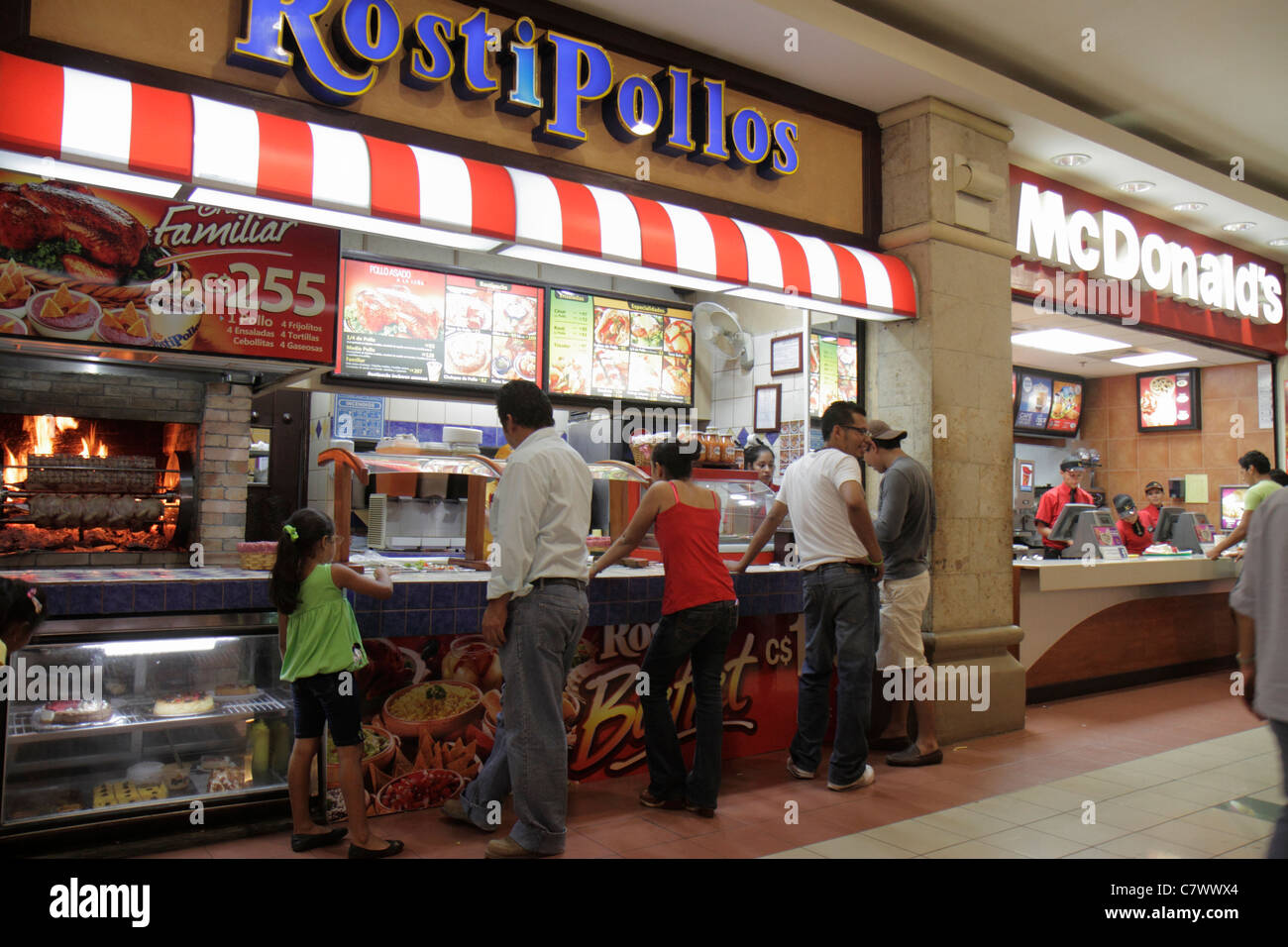 Nicaragua, Central America, Managua, Metrocentro, shopping shopper
