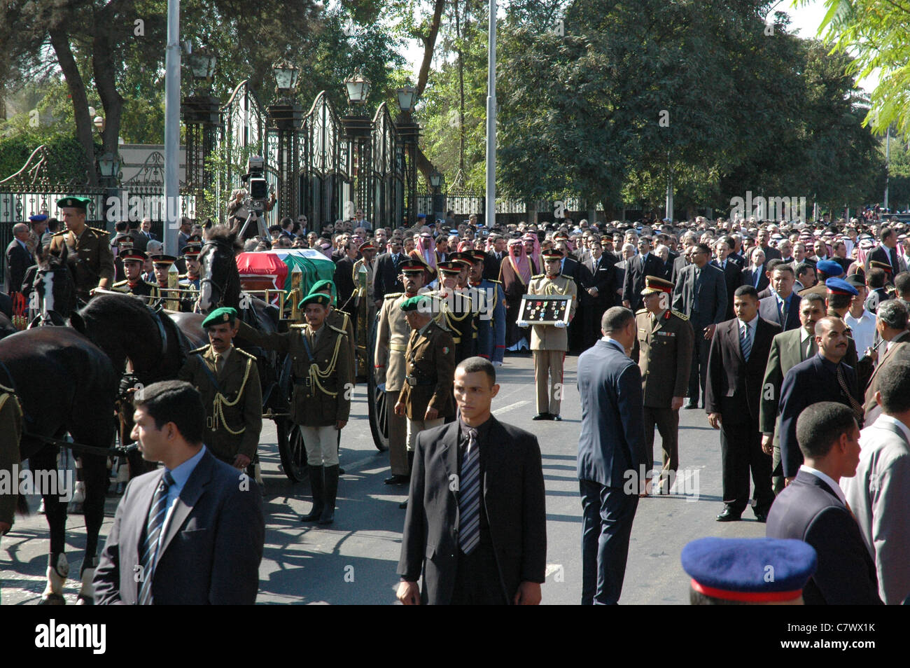 Heads of State and VIPS walk with Egypt's Mubarak, Tunisia's Ben Ali