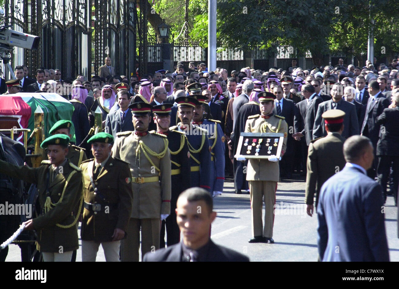 Heads of State and VIPS walk with Egypt's Mubarak, Tunisia's Ben Ali