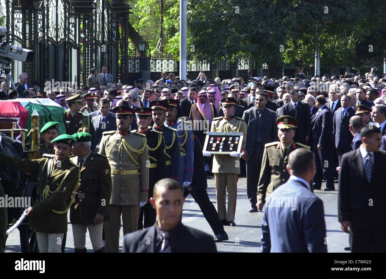 Heads of State and VIPS walk with Egypt's Mubarak, Tunisia's Ben Ali