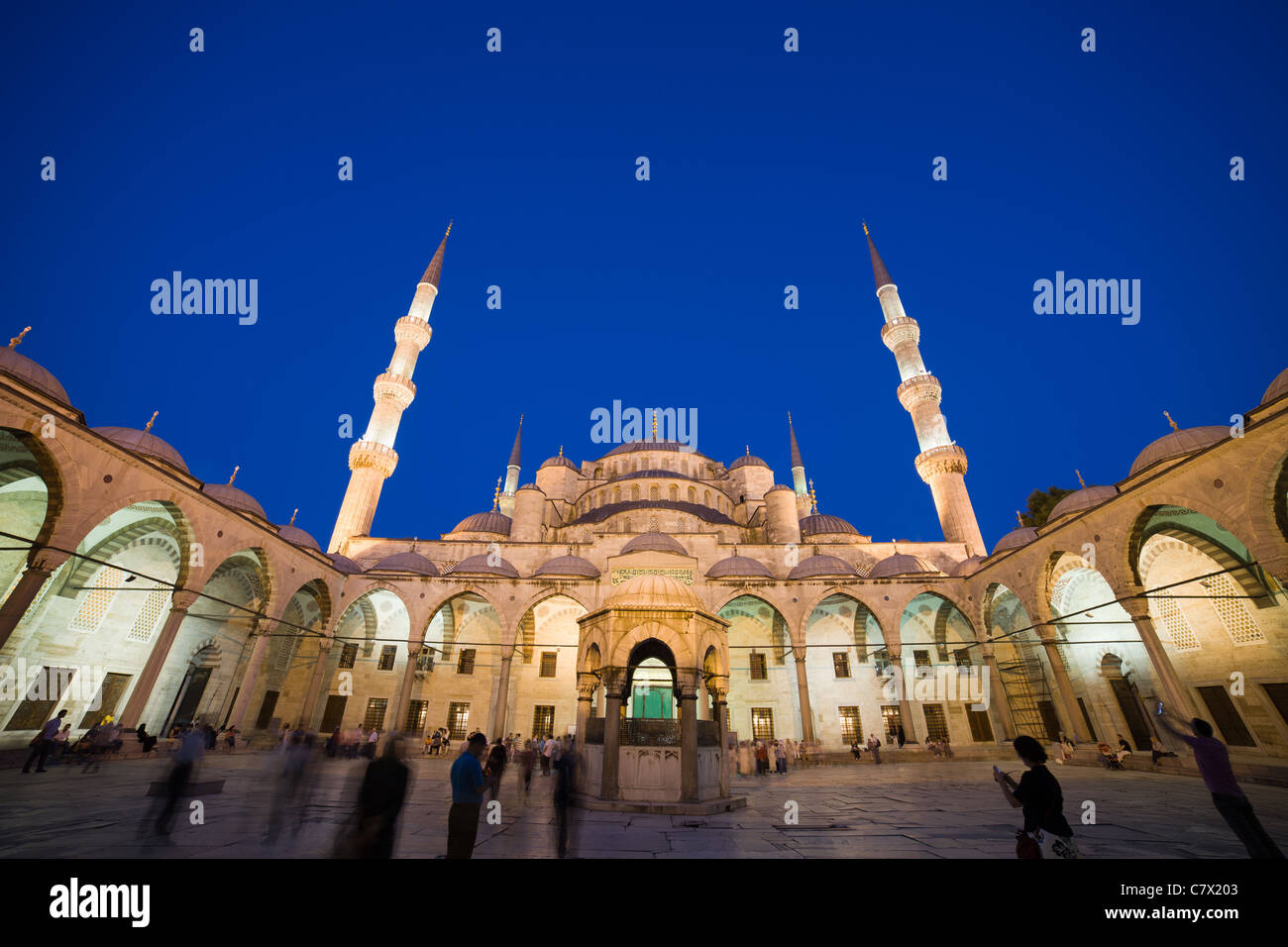 Blue Mosque (Sultan Ahmet Camii) historic landmark at night in Istanbul ...