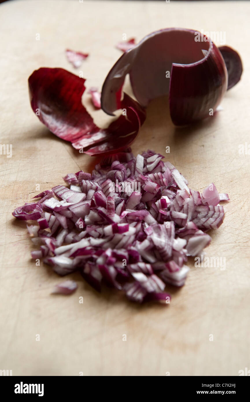 Red onion chopped board hi-res stock photography and images - Alamy