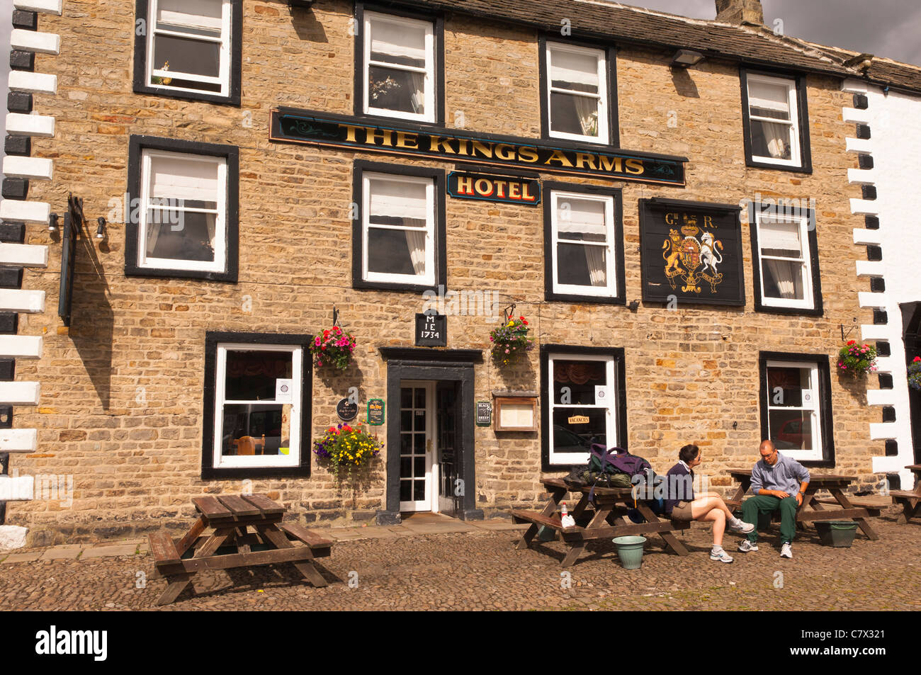 Reeth pubs pub uk hotels exterior hi-res stock photography and images ...