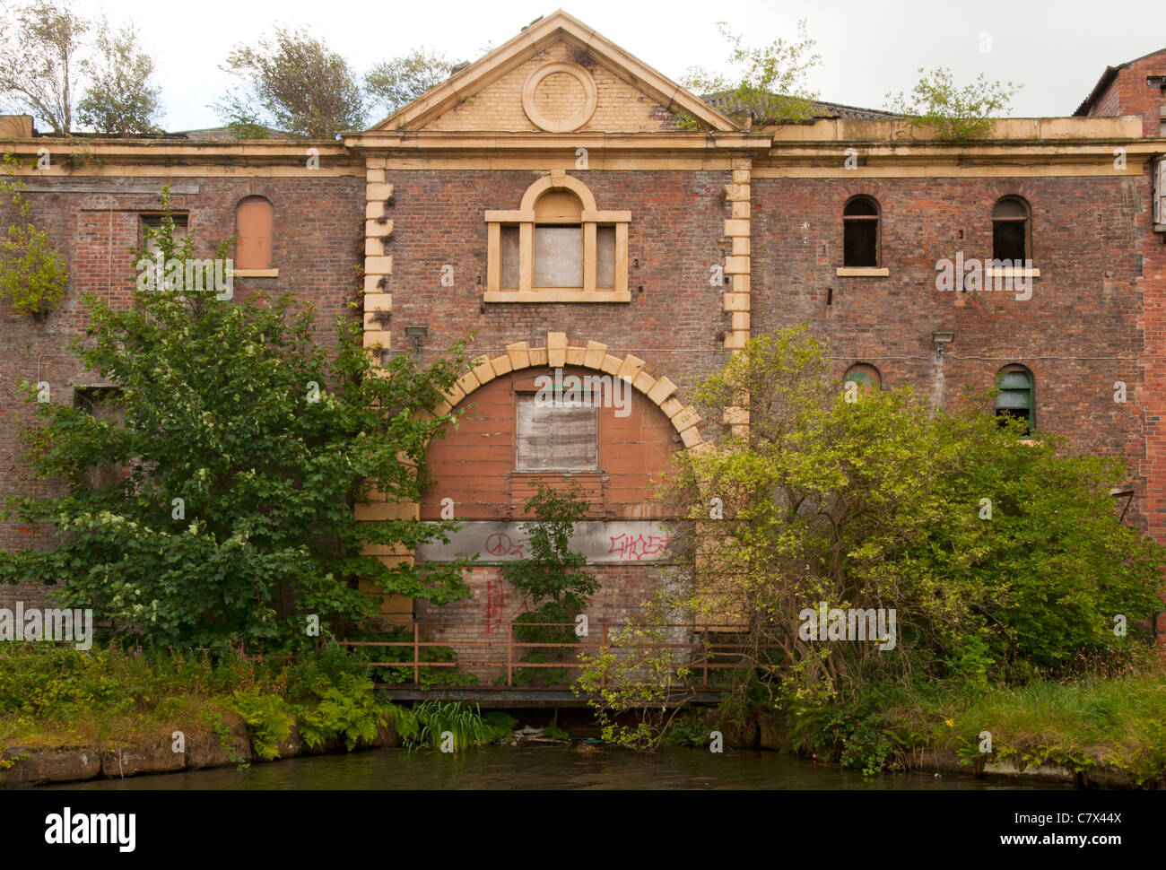 derelict-warehouse-on-the-bridgewater-canal-at-altrincham-cheshire