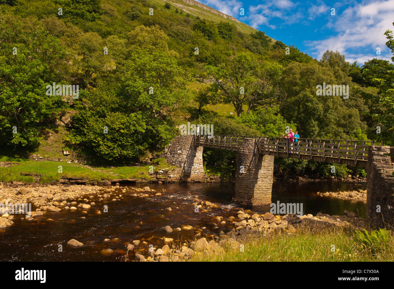 Ramps Holme Bridge over the river Swale at Muker in Swaledale in North Yorkshire , England , Britain , Uk Stock Photo
