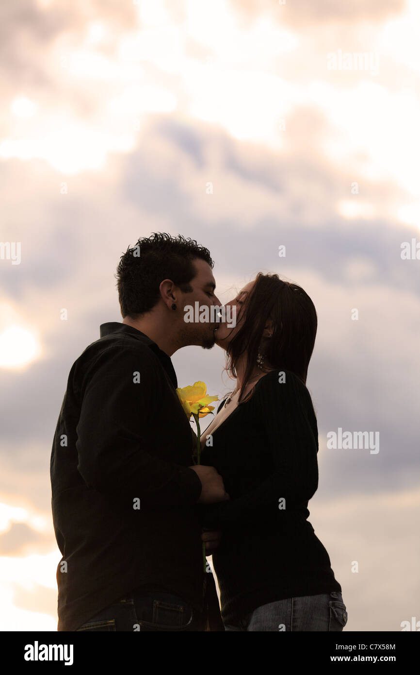 Couple kissing and silhouette hi-res stock photography and images - Alamy