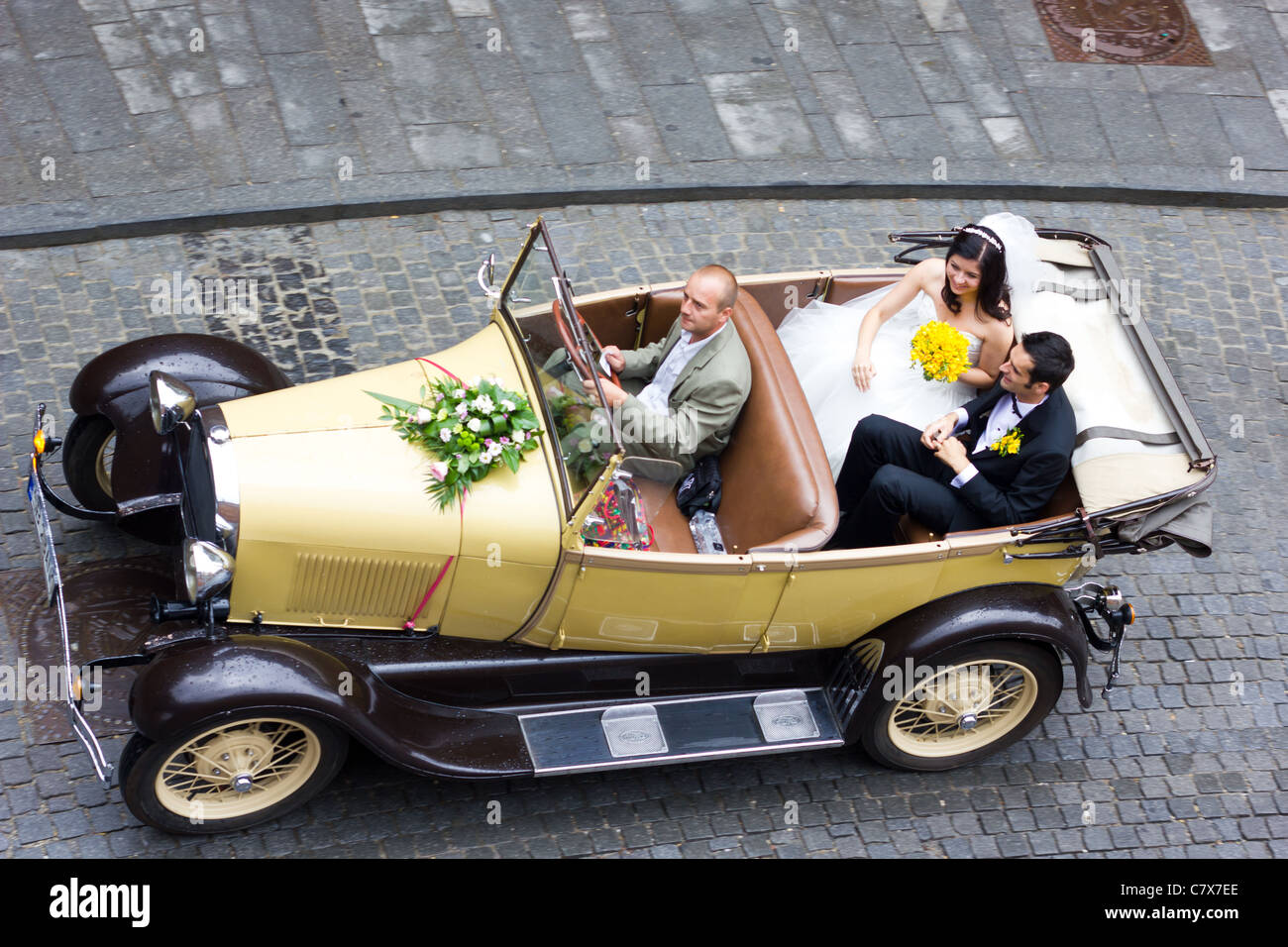 car with bride and groom Stock Photo - Alamy