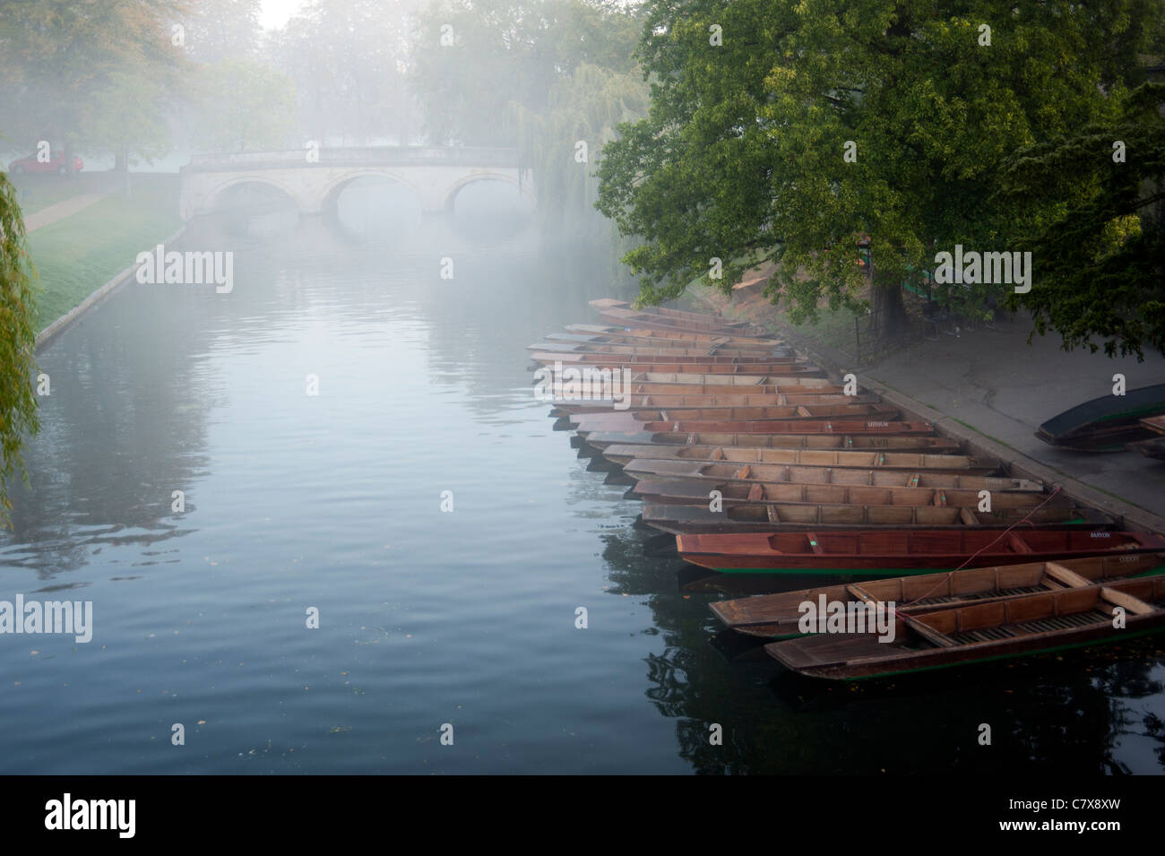 River Cam at Cambridge in the early morning autumn mist showing punts at Garret Hostel Bridge Stock Photo