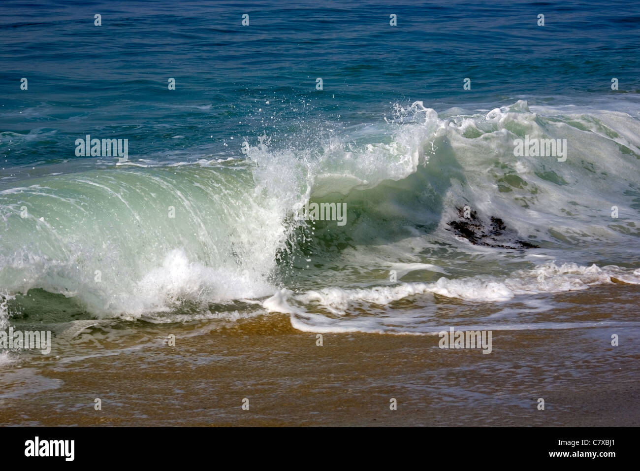 Crashing ocean waves on sandy hi-res stock photography and images - Alamy
