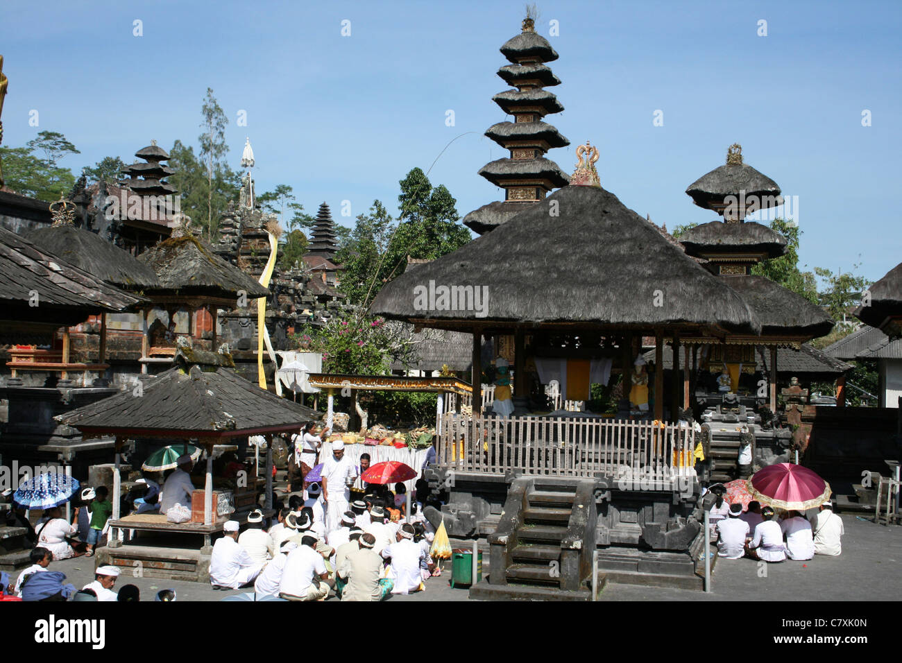 Worshippers At Besakih, the 'Mother Temple' on the slopes of Mount Agung, Bali Stock Photo