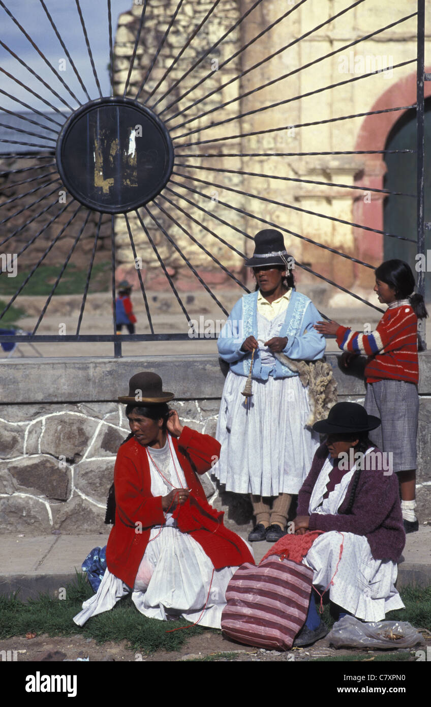 Indigenous peru women hi-res stock photography and images - Alamy