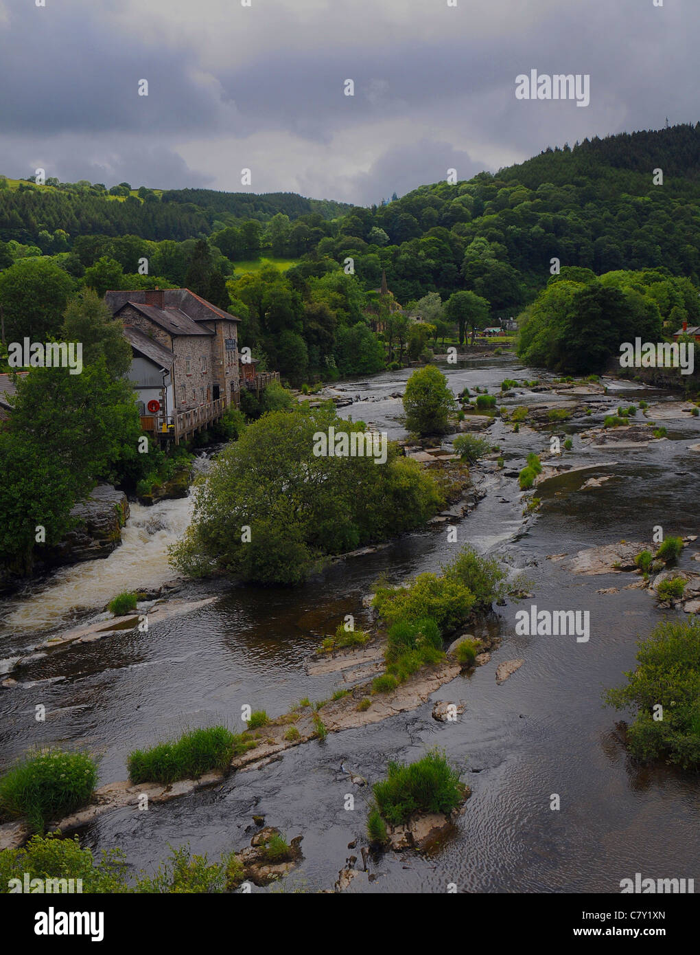 THE RIVER DEE FLOWS THROUGH THE TOWN OF LLANGOLLEN,  NORTH WALES Stock Photo