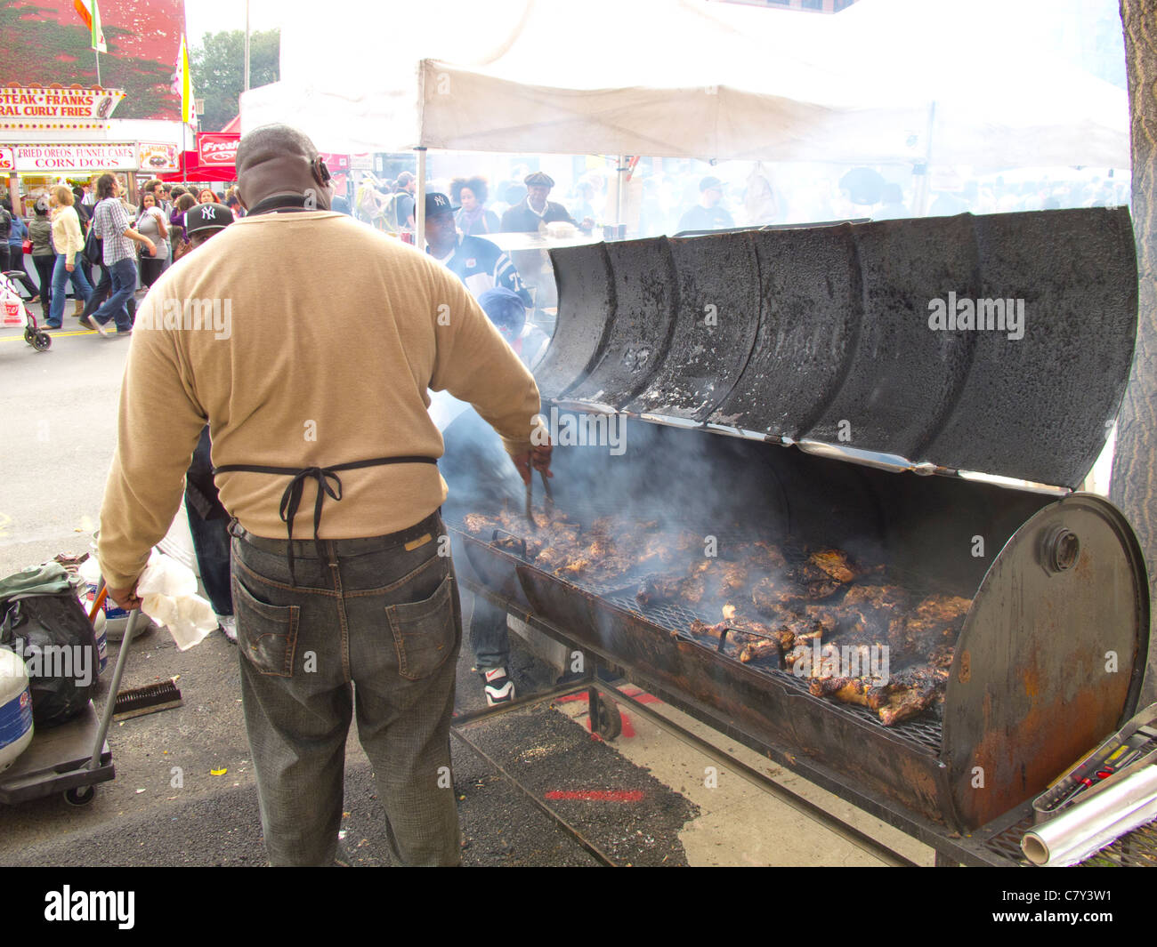 cooking chicken on grill Stock Photo Alamy