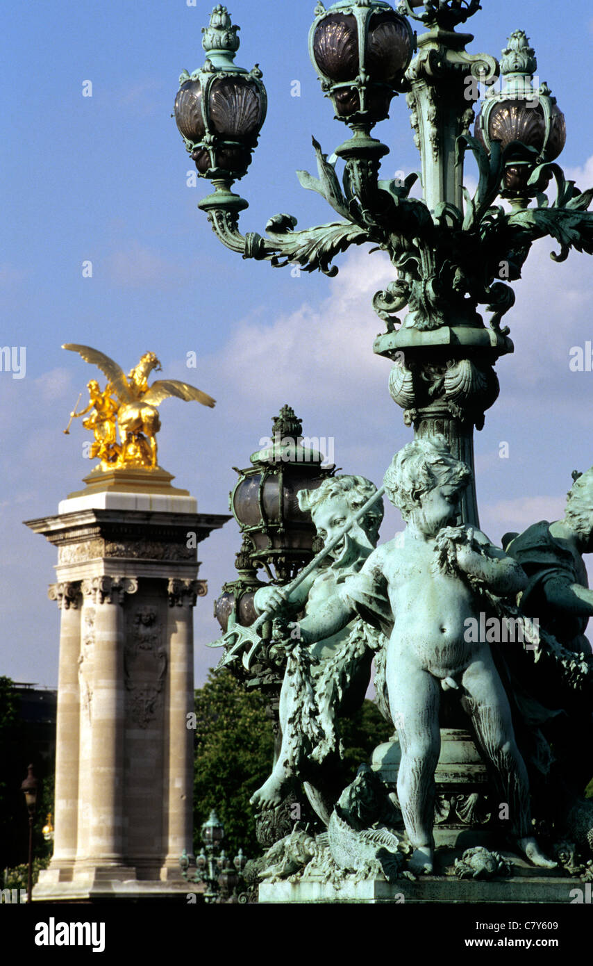 Statues de pont alexandre iii hi-res stock photography and images - Alamy