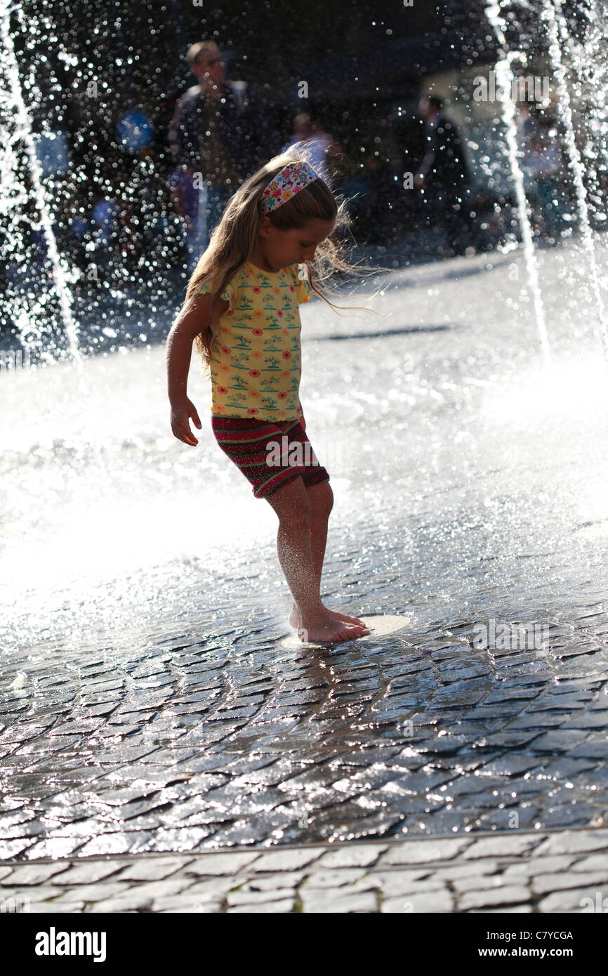 Girl playing in a fountain in the centre of Frankfurt am Main Stock ...