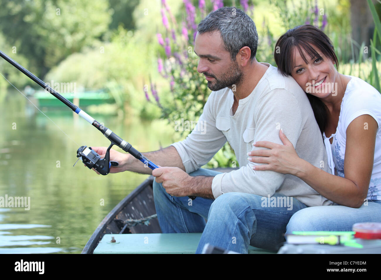 жена ловит. мужчина на рыбалке. сытый кот рыбалка. женщина рыбачка. изменяет мужу.