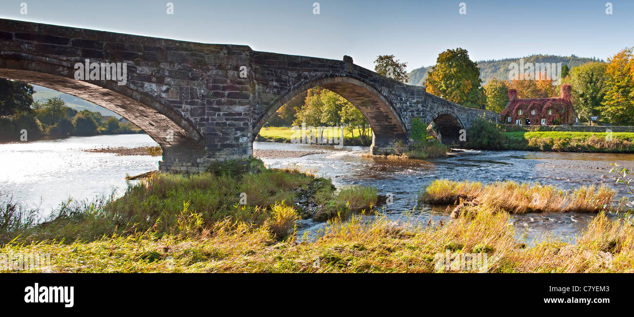 Pont Fawr, Tu Hwnt I’r Bont Tearooms & River Conwy, Llanrwst, Conwy, Snowdonia, North Wales, UK Stock Photo