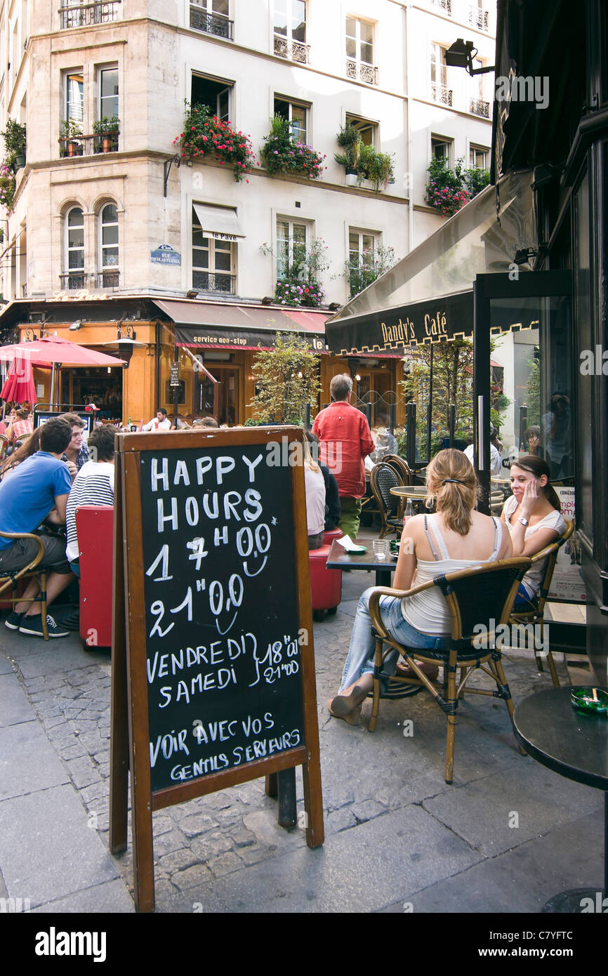 People enjoying a drink at a cafe terrace in Paris, France Stock Photo ...