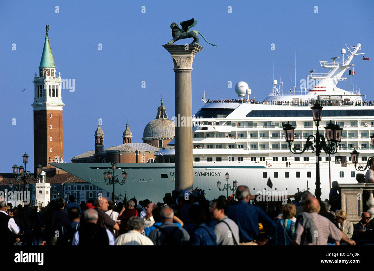 Cruise ship venice italy hi-res stock photography and images - Alamy