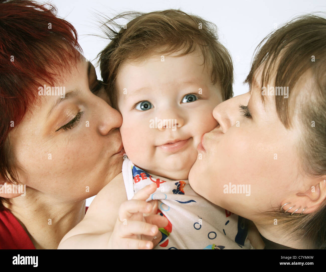 Русская тетка и племянник. Мама целует малыша. Тетя для детей. Тетя фото для детей. Объятие с тетей.