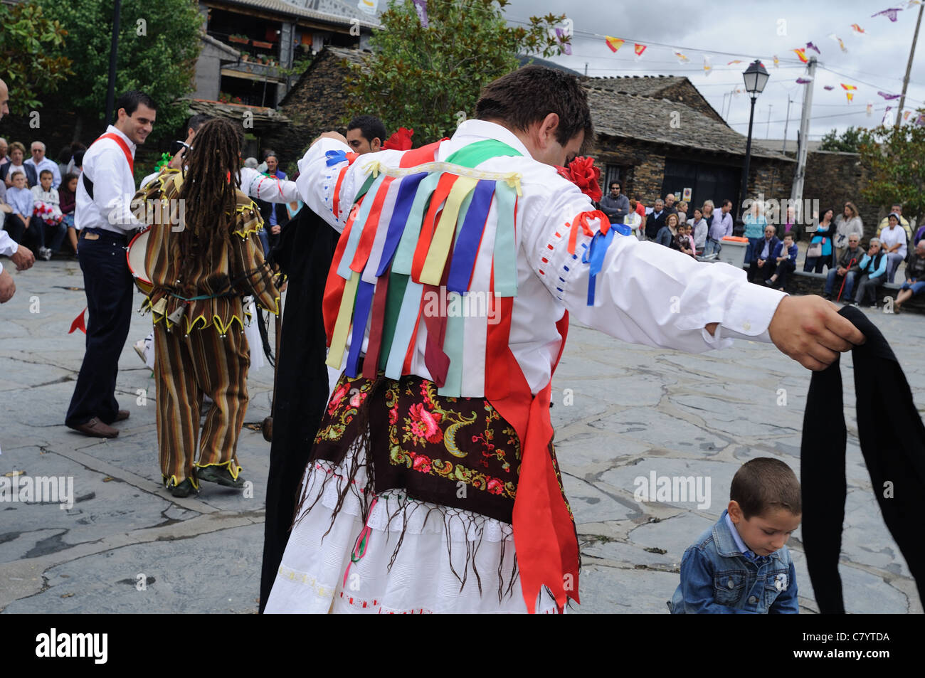 ' Tape Dance ' during ' Fiesta del Santo Niño ' in MAJAELRAYO. Province of Guadalajara .SPAIN Stock Photo