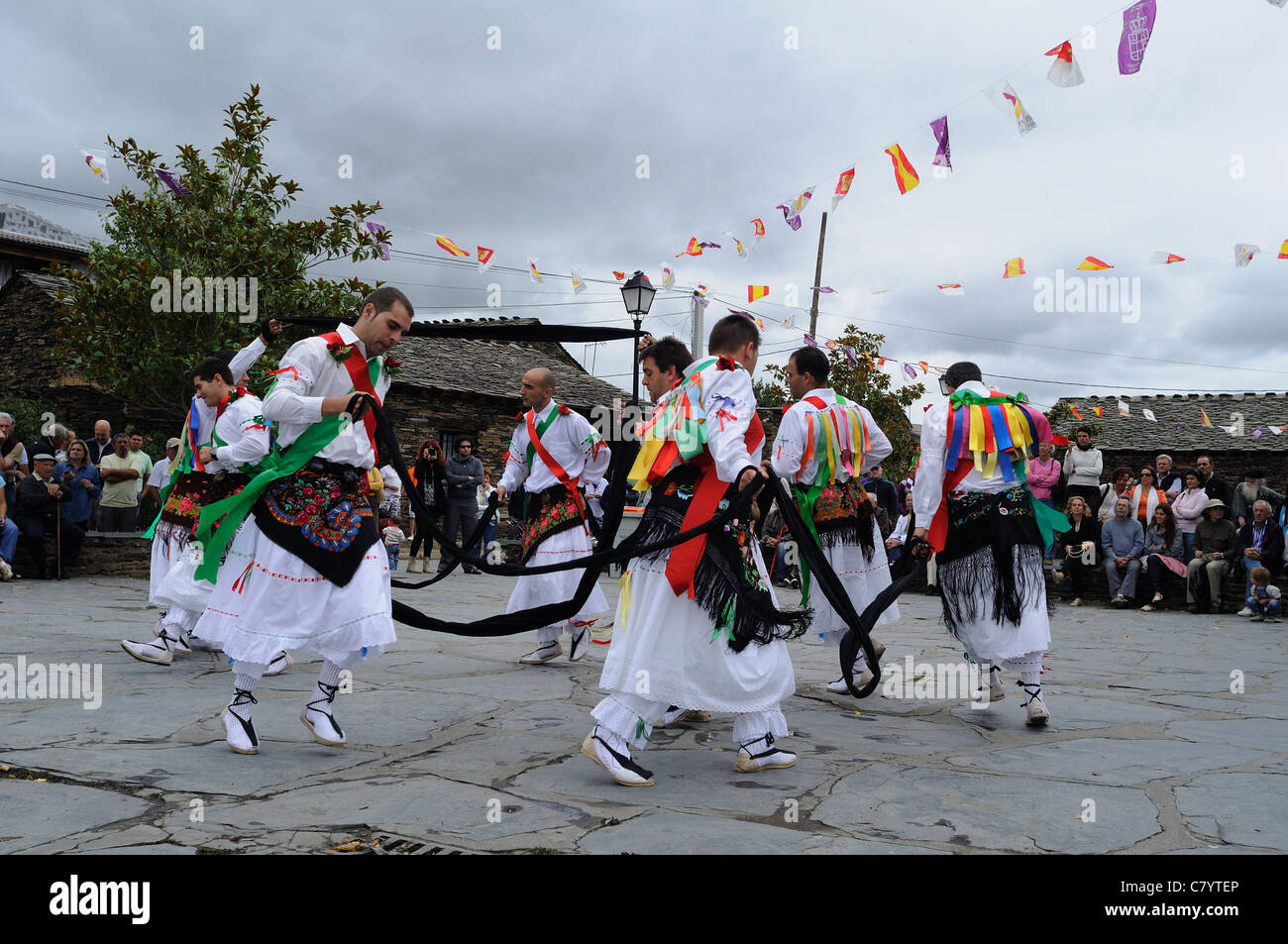 ' Tape Dance '  during ' Fiesta del Santo Niño ' in MAJAELRAYO. Province of Guadalajara .SPAIN Stock Photo
