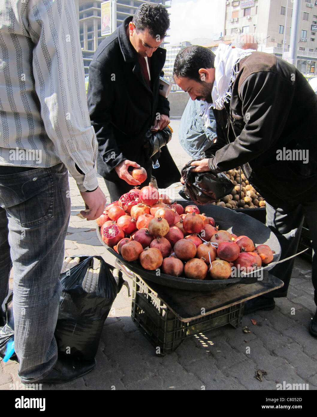street saler  street vendor in Damascus, Strassenverkäufer in Damaskus Syrien Syria Granatapfel Frucht Früchte fruits Stock Photo