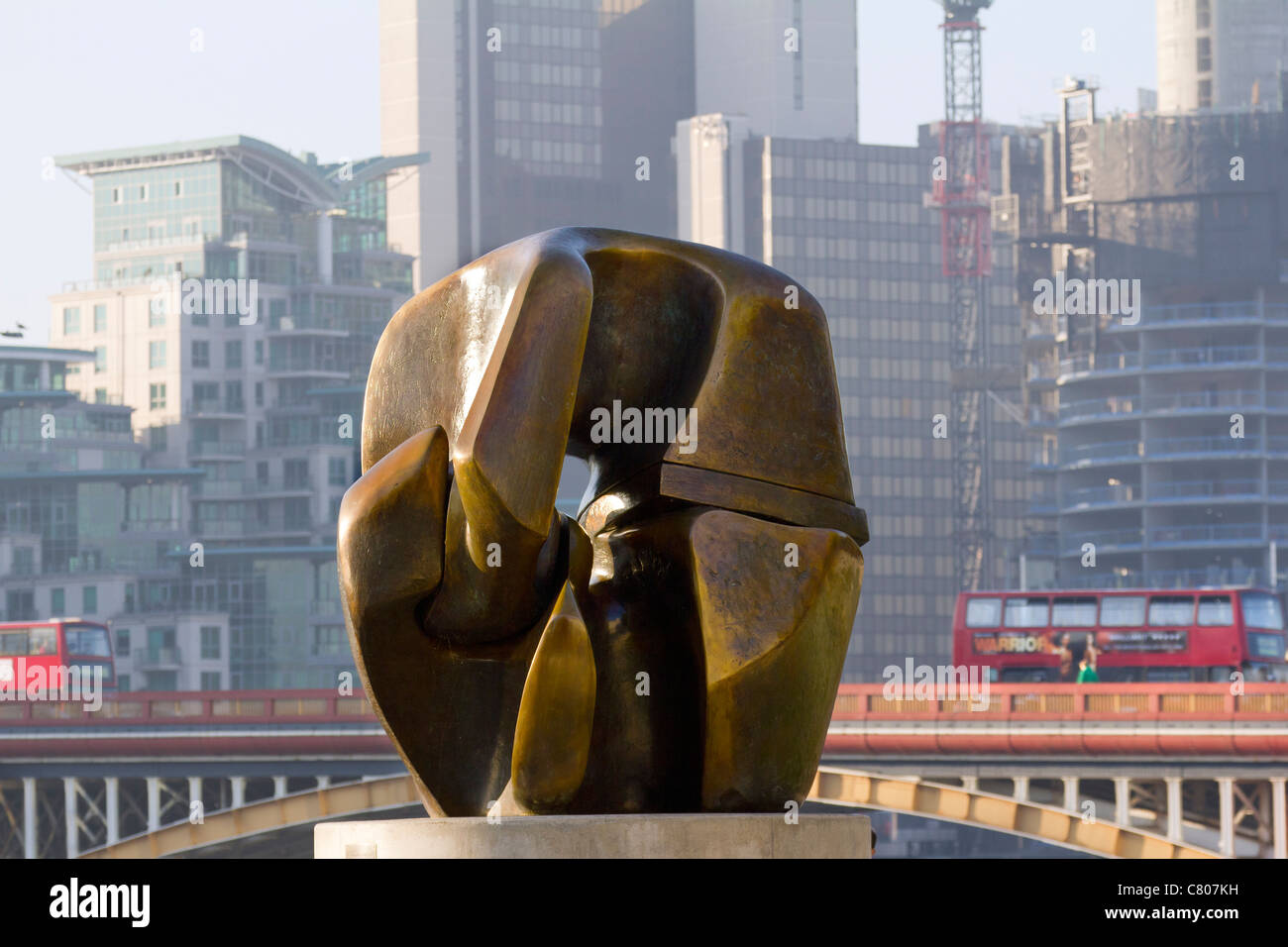 Henry Moore sculpture - locking piece - overlooking Vauxhall Bridge London Stock Photo
