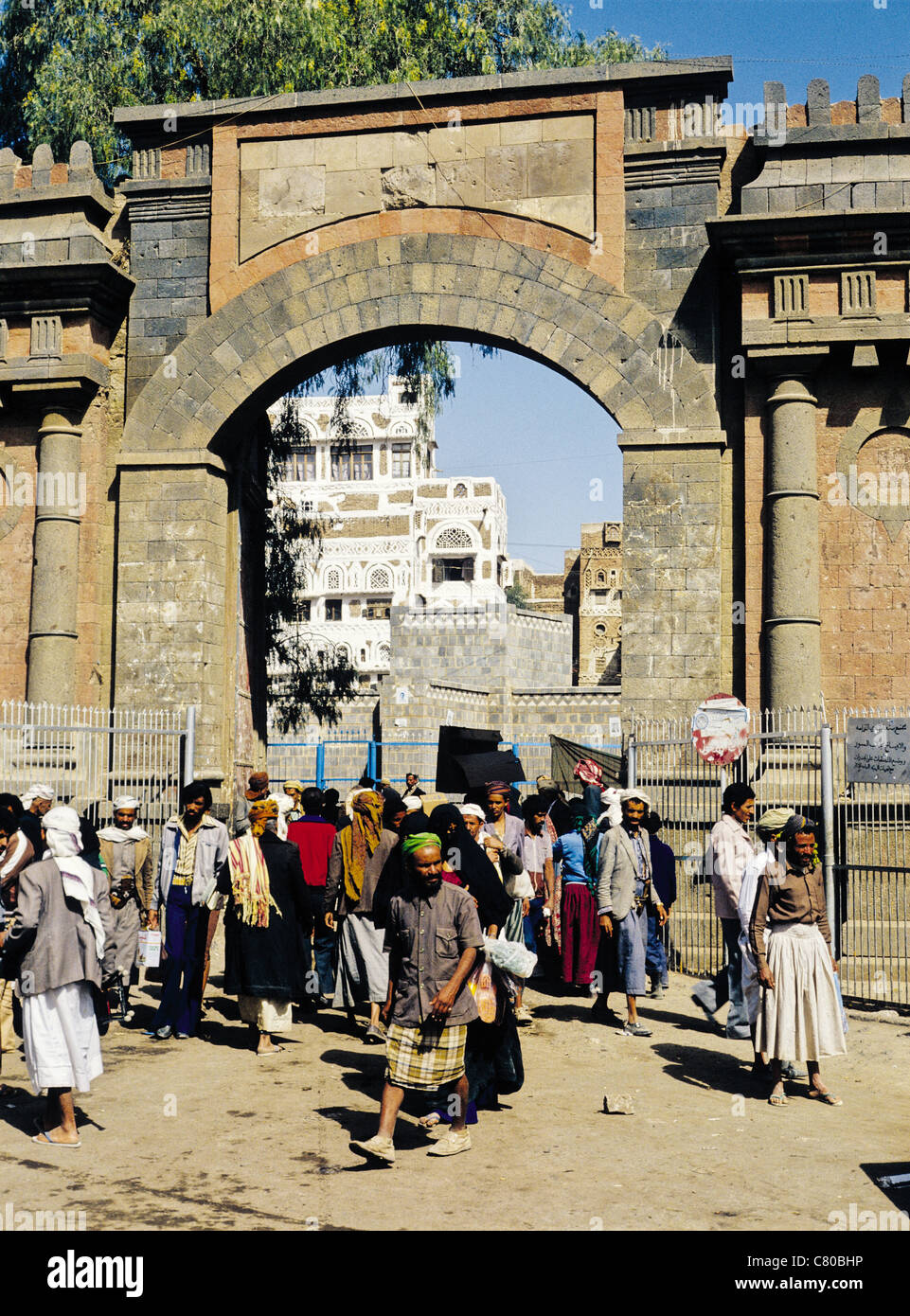 The 1000 year old gate Bab al-Yaman (Gate of Yemen) which leads to the old city of Sana’a, Yemen Stock Photo