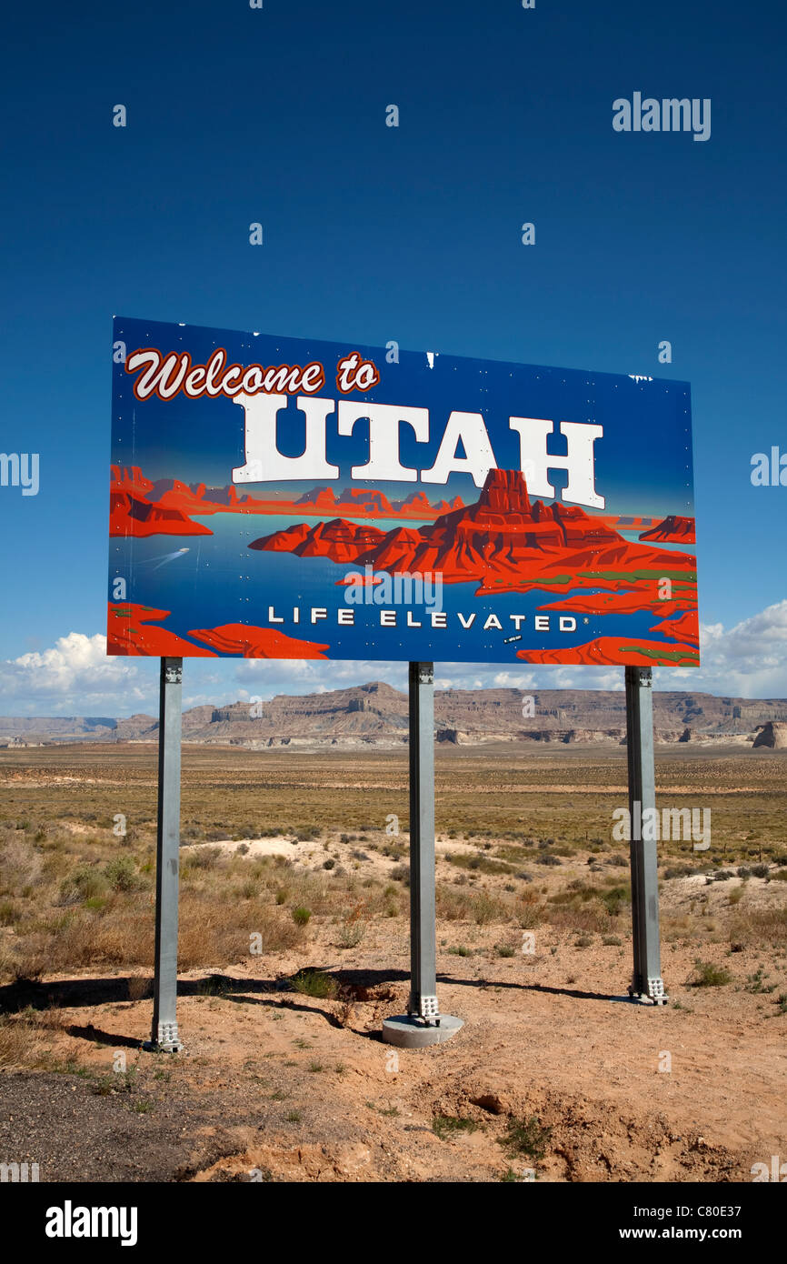 to Utah state boundary sign on the border with Arizona at Lake