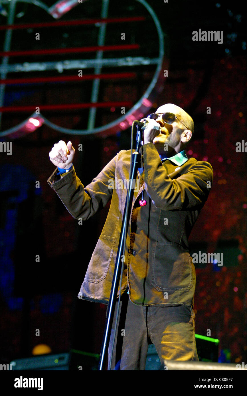 REM performing on the Pyramid stage at the Glastonbury Festival 2003 Stock Photo