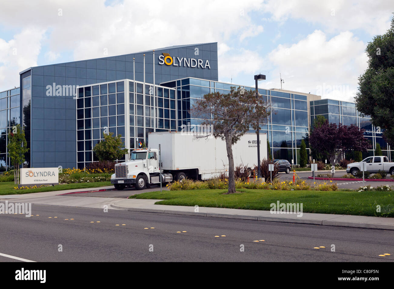 Moving Truck Arrives In Front Of The Solyndra Headquarters Building On Kato Road In Fremont Ca Usa Stock Photo Alamy