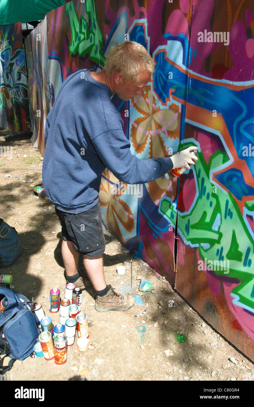 Graffiti artist at the glade arena, Glastonbury Festival 2003. Stock Photo