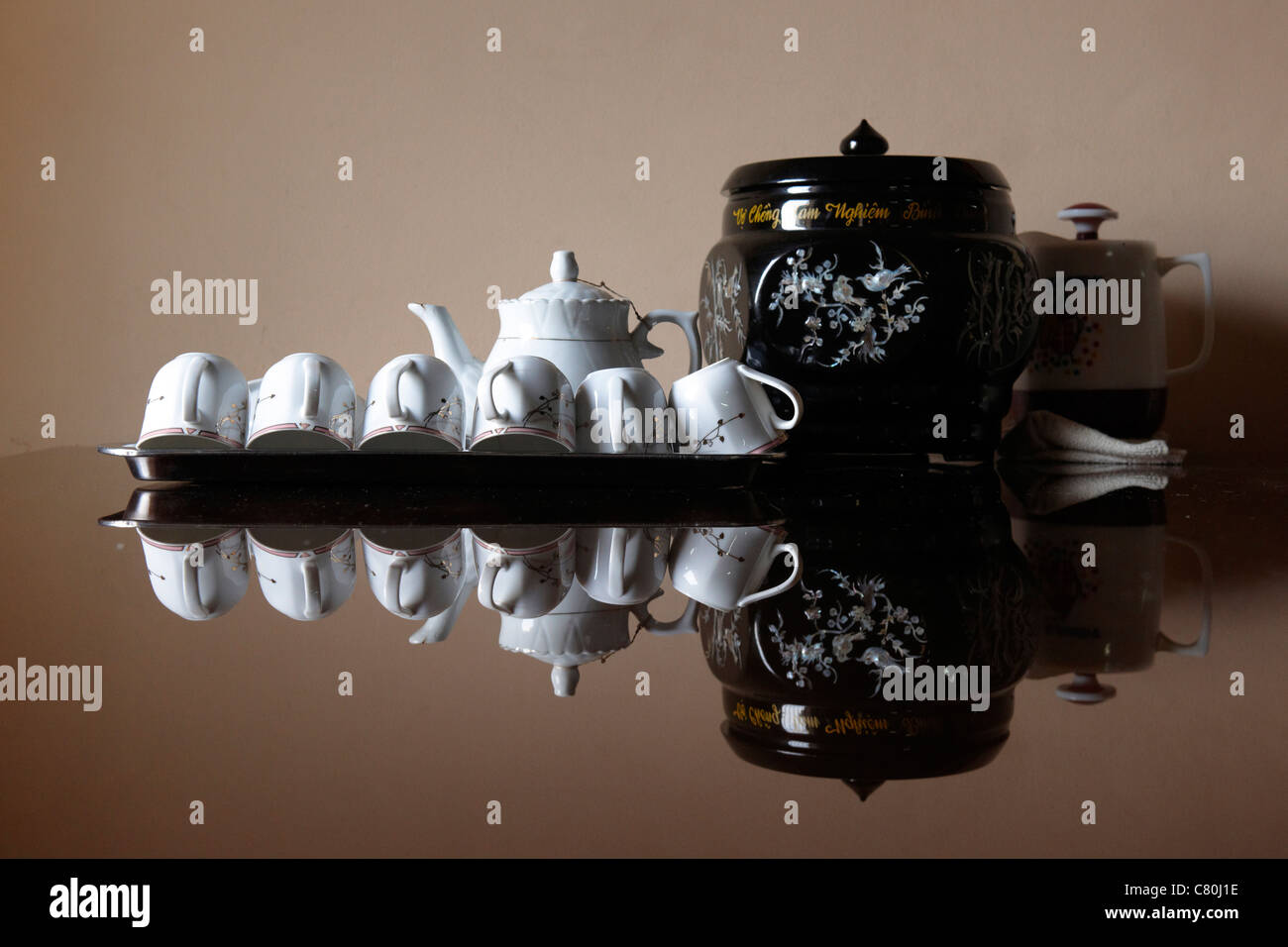 Vietnam, ceramic tea pot and cups Stock Photo Alamy