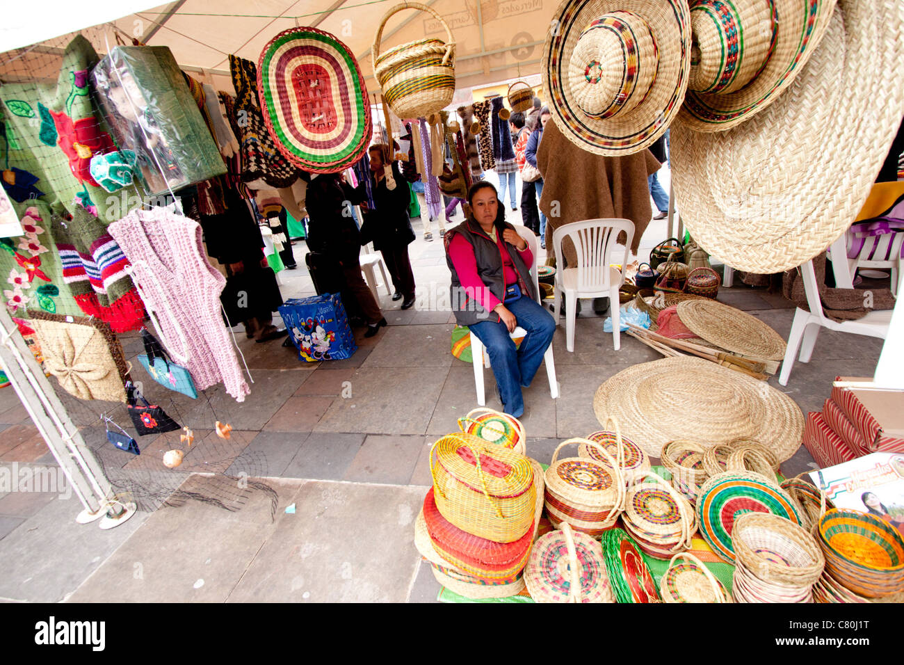 Penélope Descongelar, descongelar, descongelar heladas Portavoz Woman selling traditional handmade clothes, hats and bags in the  marketplace. Tunja, Boyacá, Colombia, South America Stock Photo - Alamy